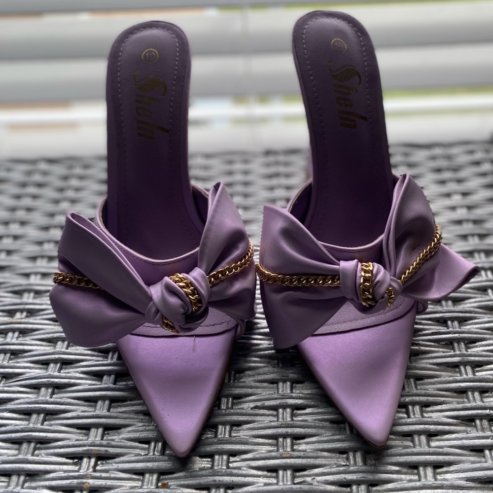 Lavender Heel with a bow with a chain link